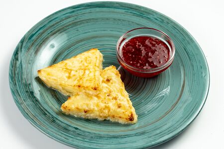 Жареный сыр в меде с брусничным соусом