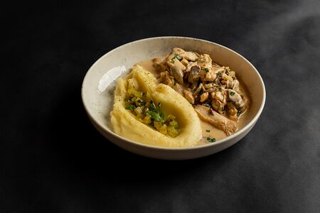 Строганов из цыпленка с картофельным пюре