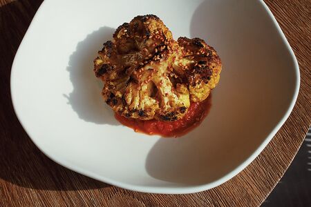 Цветная капуста с куркумой и овощной пассатой