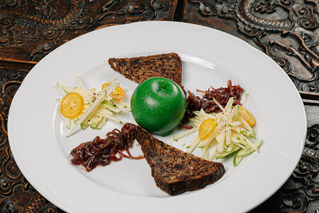 Паштет из цесарки в глазированном яблоке