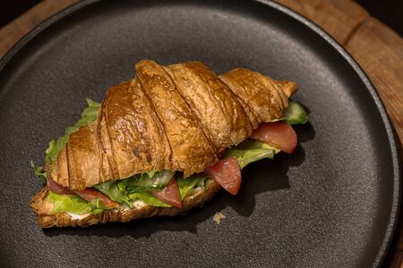 Круассан с форелью слабой соли