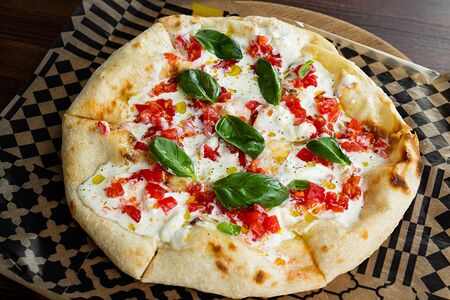 Манакиш с томатами, базиликом и страчателлой