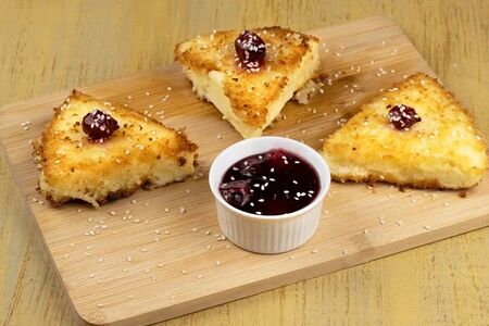 Жареный сулугуни в кляре с вареньем из кизила