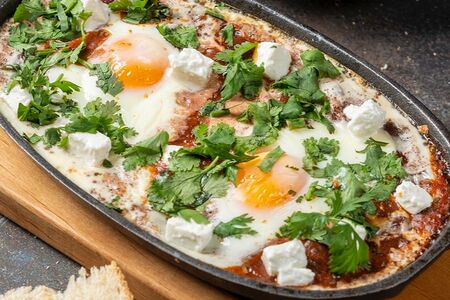 Яичница шакшука с пепперони