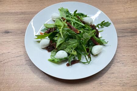 Салат из микса трав, моцареллы и песто