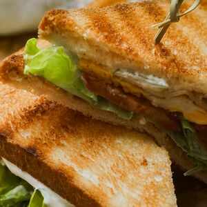 Сэндвич с беконом и яйцом