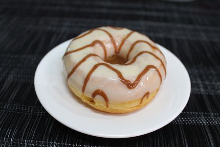 Донат глазированный Карамель с начинкой