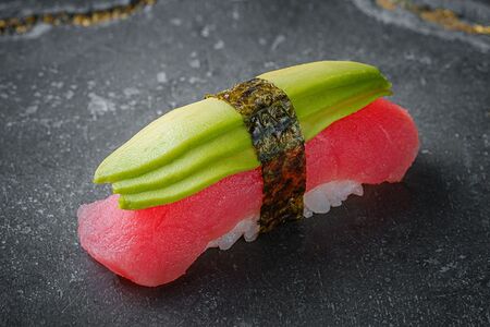 Суши Тунец-авокадо