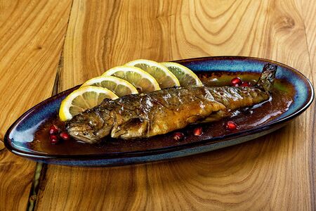 Жареная форель в гранатовом соусе