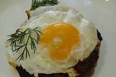 Бифштекс с яйцом