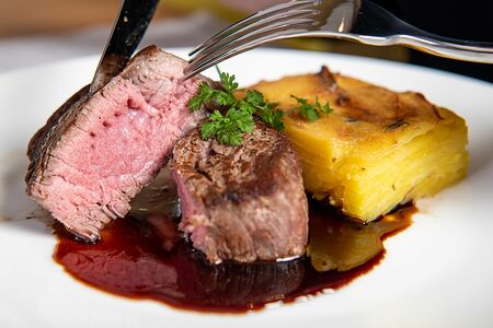 Турнедо из говядины с гратеном Дофинуа и соусом из красного вина