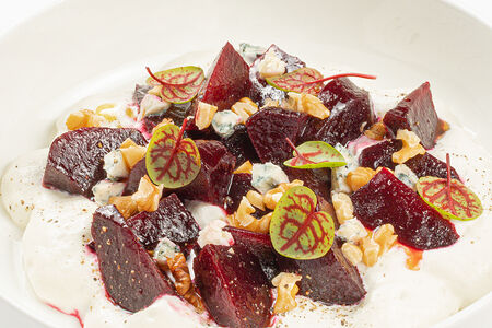 Салат из запеченной свеклы с грецкими орехами и соусом из горгонзолы