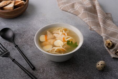 Суп с лапшой и перепелиным яйцом