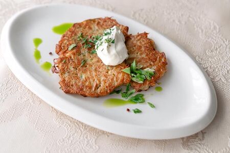 Драники с копчёной сметаной и красной икрой