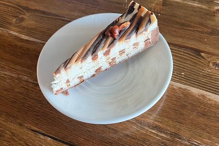 Чизкейк с шоколадом, орехами и карамелью