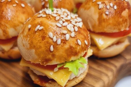 Бургер мини с котлеткой из куриного филе