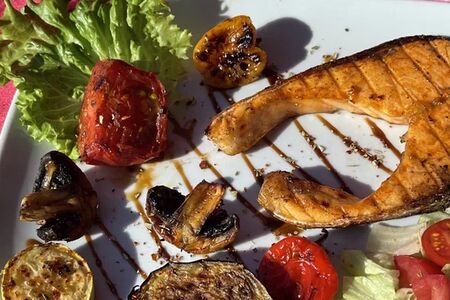 Стейк из семги с овощами