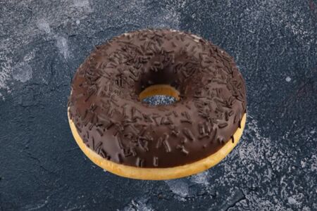 Донат с шоколадной начинкой