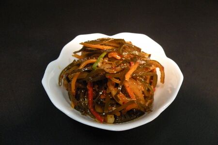 Салат с морской капустой Комбу