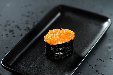 Гункан с лососем классический