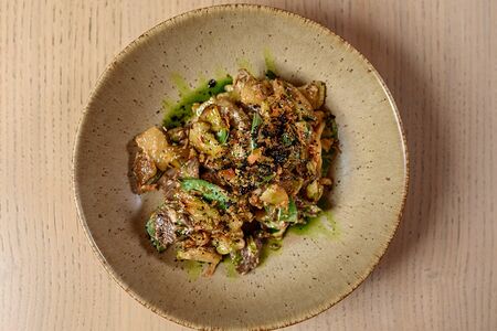 Теплый салат с говядиной и баклажанами