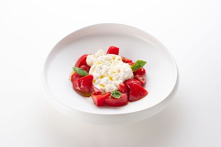 Буррата, томаты, базилик