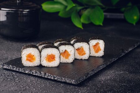 Ролл с лососем