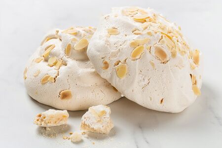 Безе с миндалем