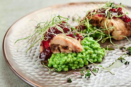 Рулет из цесарки с птитимом и брусничным соусом