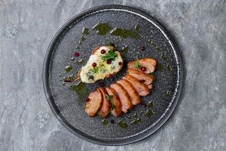 Утиная грудка с грушей дорблю