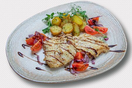 Судак запеченный со сливочным соусом и луком