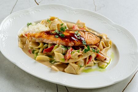 С лососем гриль и овощами