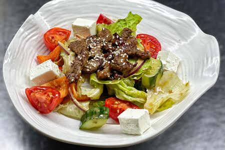 Салат с говядиной, свежими овощами и сыром фета