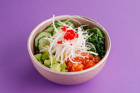 Донбури с лососем и авокадо