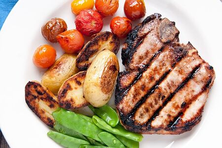 Отбивная из свинины со свежими овощами