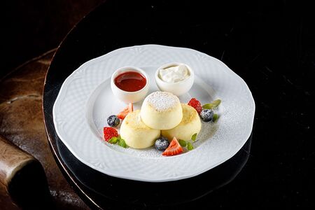 Домашние сырники со сметаной