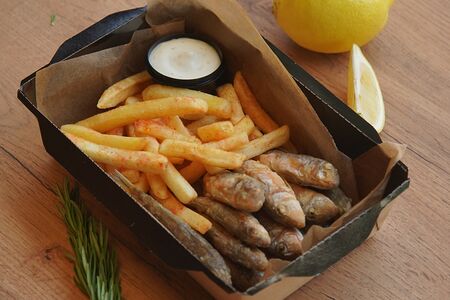 Барабулька с соусом тартар и картофелем фри