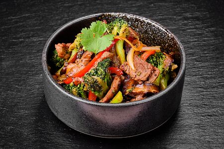 Говядина с овощами в соусе Черный перец