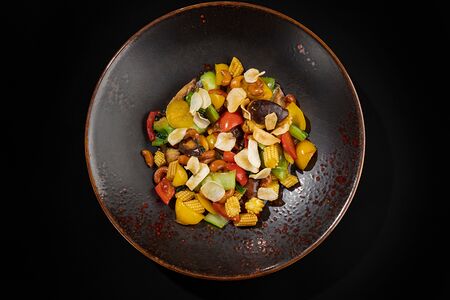 Горячий овощной салат в устричном соусе