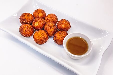 Сырные шарики с беконом и перцем халапеньо