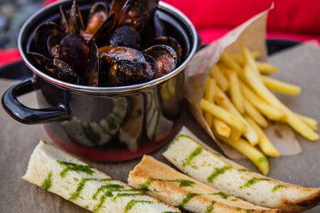 Мидии в томатном соусе