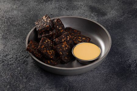 Гренки с чесночным соусом