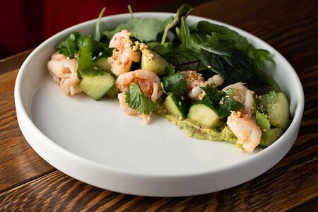 Зелёный салат с креветками и гуакамоле