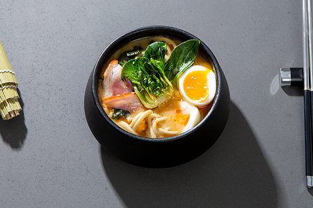 Ореховый рамен со свининой и пак-чой