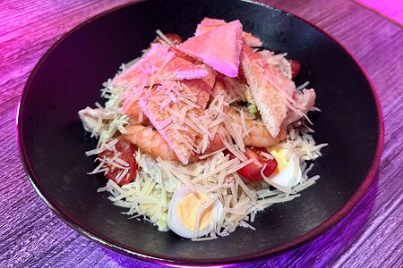 Салат Цезарь с соусом цезарь