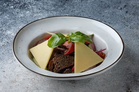 Салат Панцанелла из свежих овощей с ржаными гренками