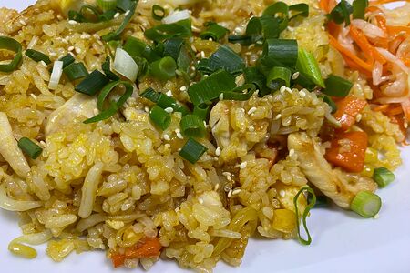 Ком Занг жареный рис с овощами и мясом