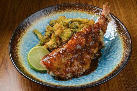 Морской окунь с хрустящими брокколи и соусом кацуми