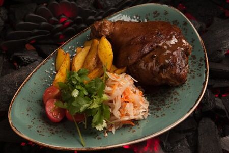 Рулька свиная с картофелем и капустой