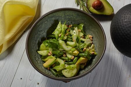 Салат зеленый с кедровыми орешками